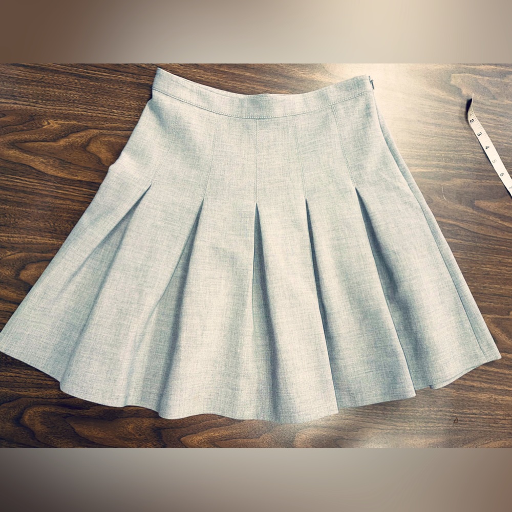Diane Von Furstenberg pleated skirt size 6